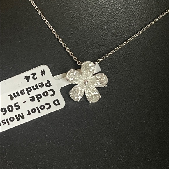 NWT Elegant 925 Silver Flower Pendant D Color Moissanite Diamond - Picture 4 of 10
